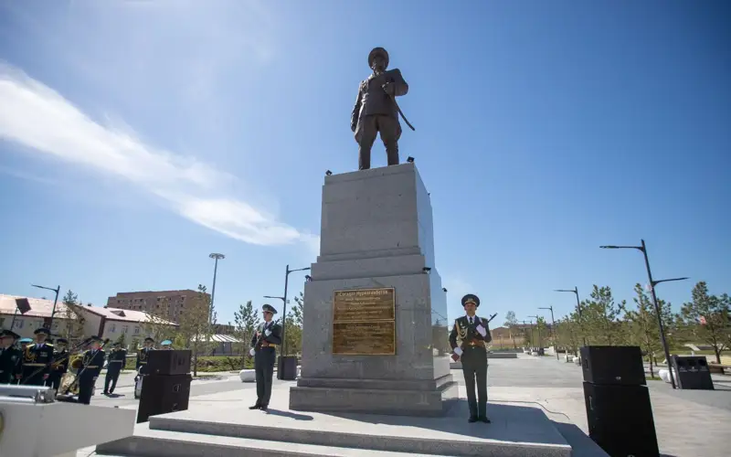 В Усть-Каменогорске возложили цветы к памятнику Сагадату Нурмагамбетову