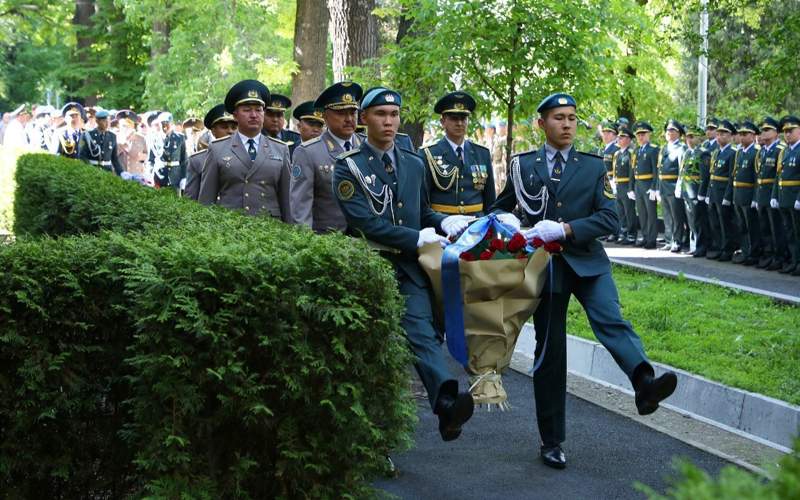 военные, возложение цветов, Алматы