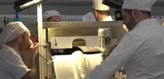 Французские пекари испекли самый длинный в мире багет