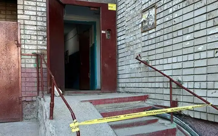 Шесть человек получили переломы в результате падения лифта в жилом доме в Семее