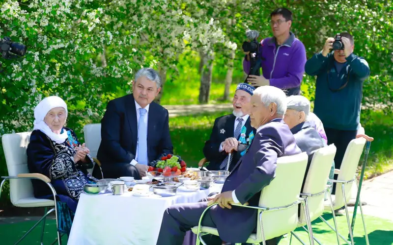 Аким Восточно-Казахстанской области поздравил ветеранов ВОВ