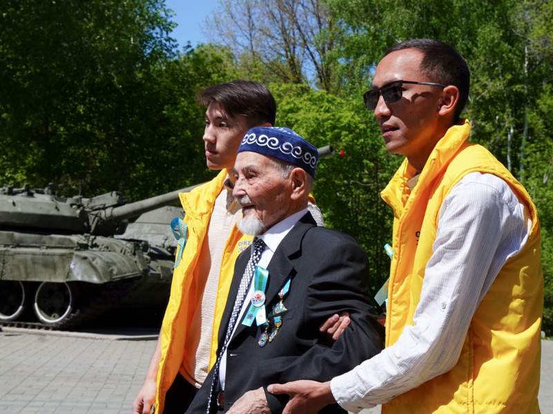 Аким Восточно-Казахстанской области поздравил ветеранов ВОВ Аким Восточно-Казахстанской области поздравил ветеранов ВОВ