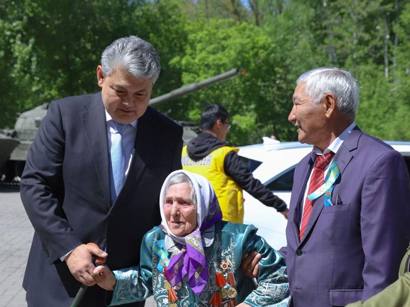 Аким Восточно-Казахстанской области поздравил ветеранов ВОВ Аким Восточно-Казахстанской области поздравил ветеранов ВОВ