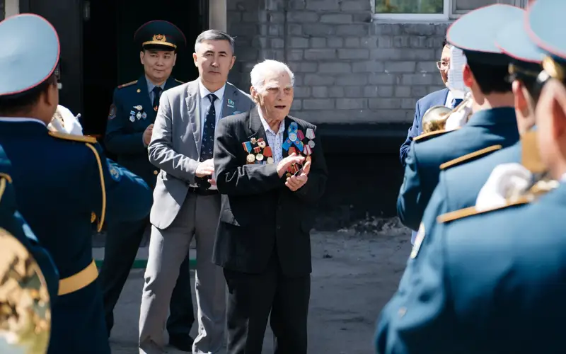 В области Абай поздравили ветеранов войны и тружеников тыла с Днем Победы