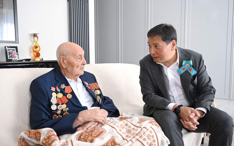 Ерболат Досаев поздравил ветеранов ВОВ с Днем Победы от имени Президента Ерболат Досаев поздравил ветеранов ВОВ с Днем Победы от имени Президента