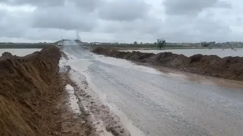На грани подтопления оказалась трасса в Атырауской области