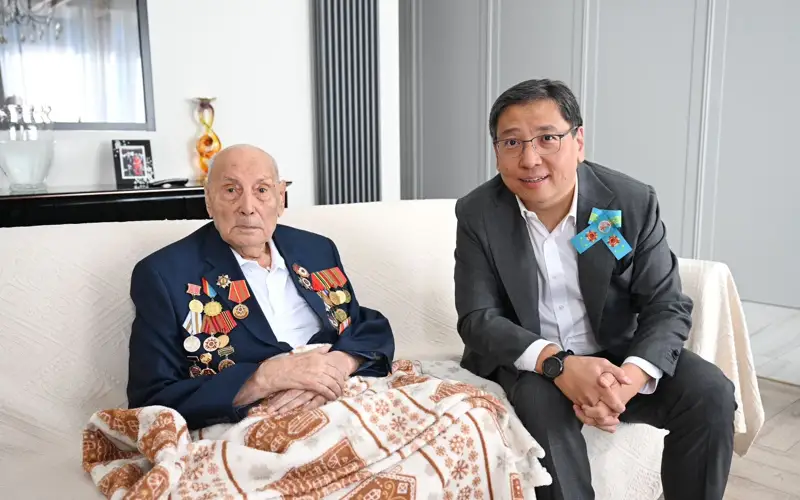 Ерболат Досаев поздравил ветеранов ВОВ с Днем Победы от имени Президента