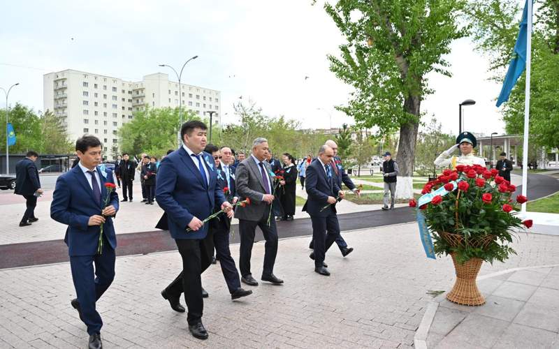 Депутаты возложили цветы к памятнику Маншук Маметовой