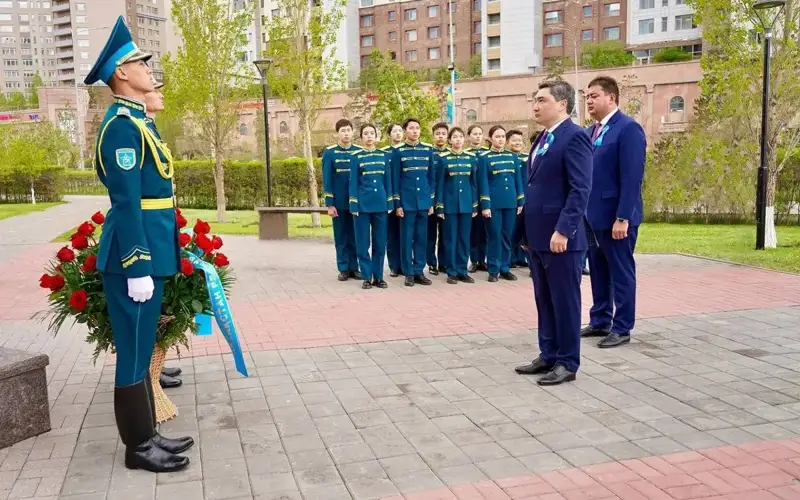 PM Bektenov lays flowers to Rakhimzhan Koshkarbayev Monument