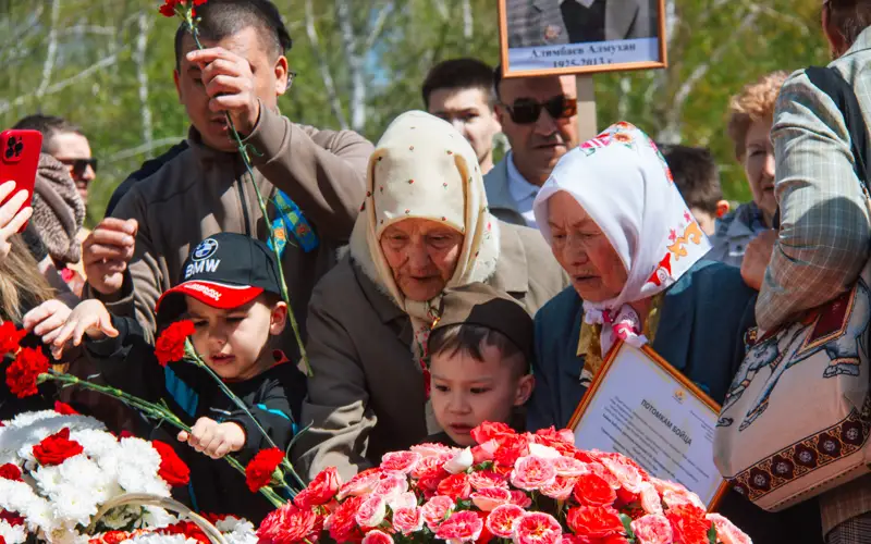 Павлодарцы возложили цветы к Вечному огню