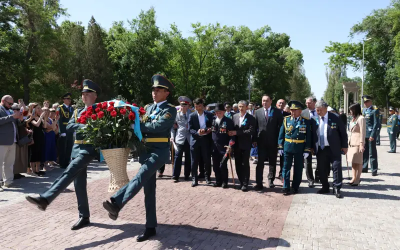 Церемонию возложения цветов к Вечному огню провели в Таразе в День Победы
