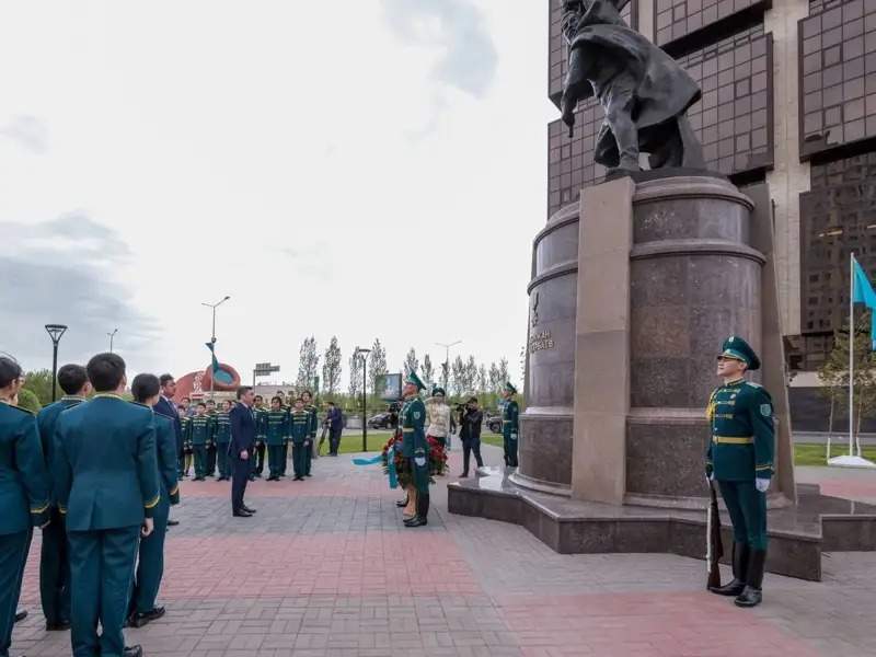PM Bektenov lays flowers to Rakhimzhan Koshkarbayev Monument