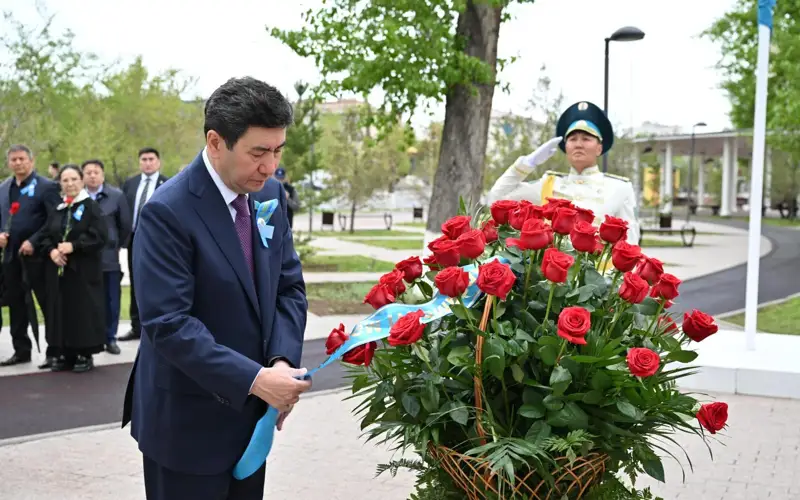 Ерлан Кошанов возложил цветы к памятнику Маншук Маметовой