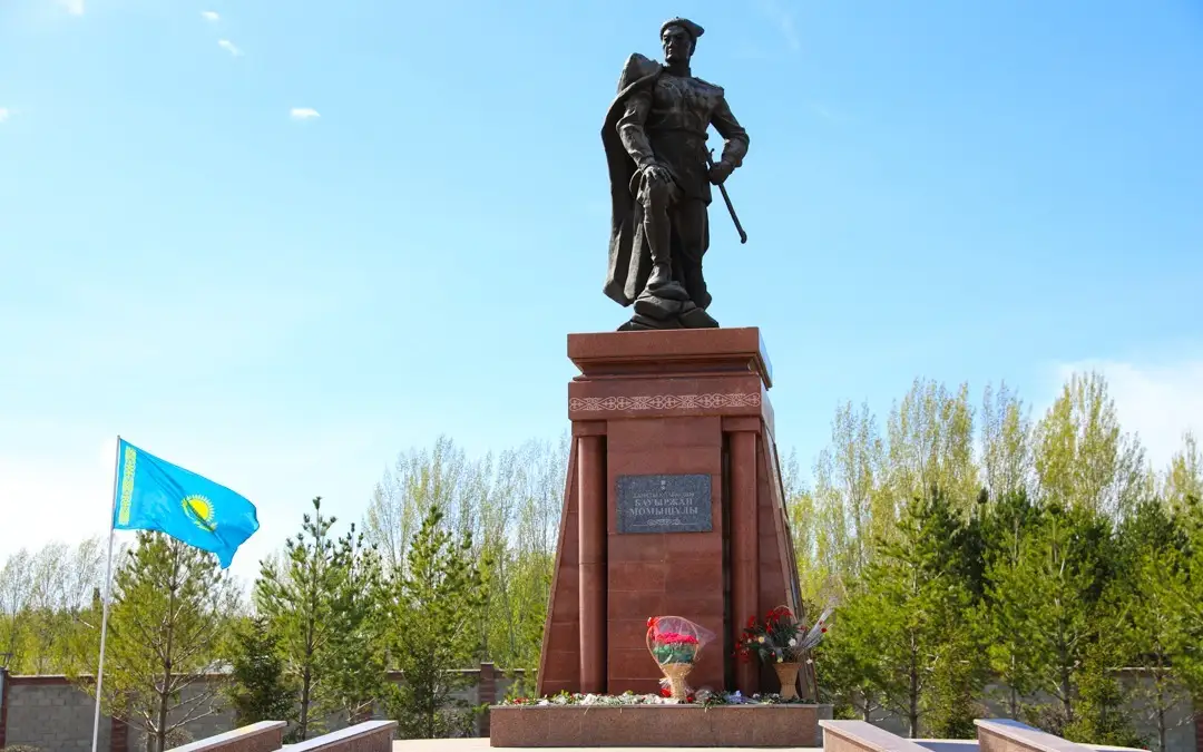 Памятник Бауржану Момышулы