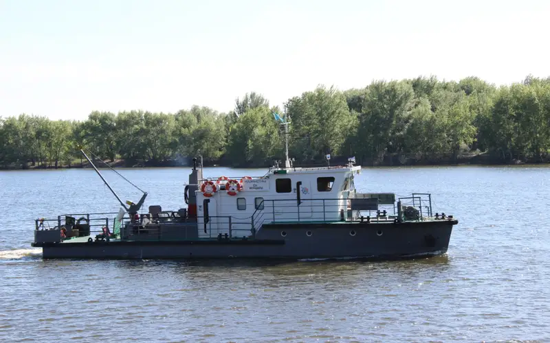 судно река Иртыш