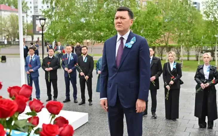 State Counselor Erlan Karin lays flowers to  Talgat Begeldinov Monument