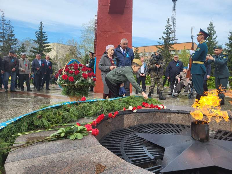Цветы и венки возложили в Вечному огню жители СКО Цветы и венки возложили в Вечному огню жители СКО