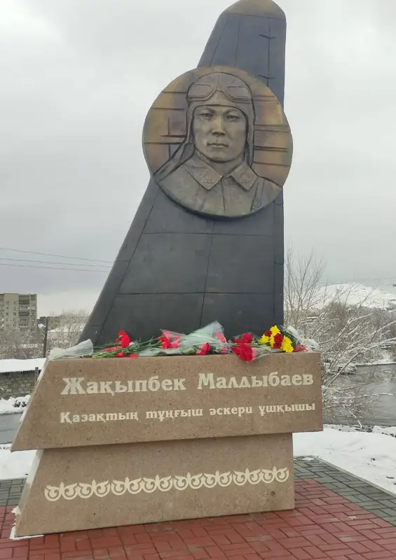 Жалаңаш ұйықтап жатқан әпке