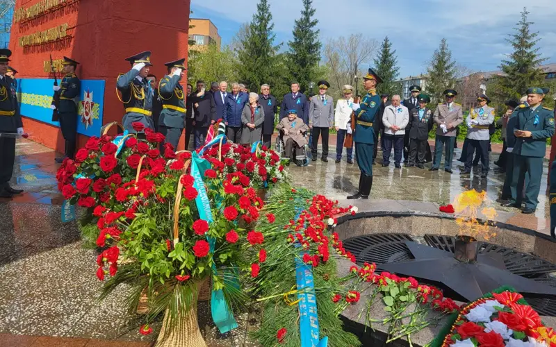 Цветы и венки возложили в Вечному огню жители СКО