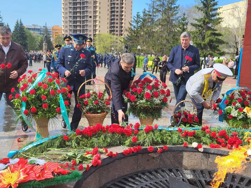 Цветы и венки возложили в Вечному огню жители СКО Цветы и венки возложили в Вечному огню жители СКО