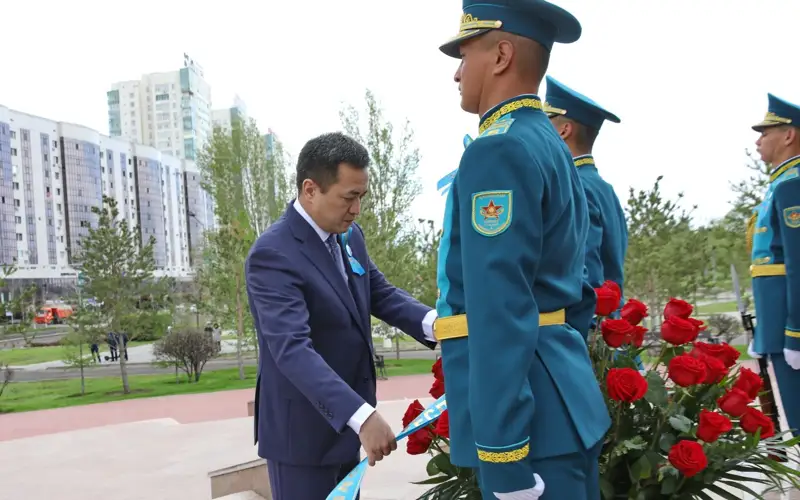 Руководитель Администрации Президента Айбек Дадебаев возложил цветы к памятнику Бауыржану Момышулы