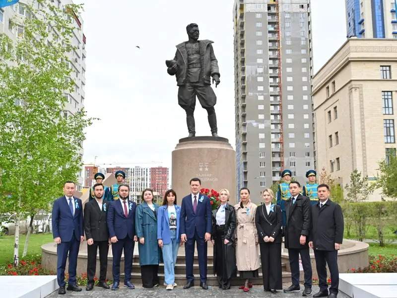 State Counselor Erlan Karin lays flowers to  Talgat Begeldinov Monument