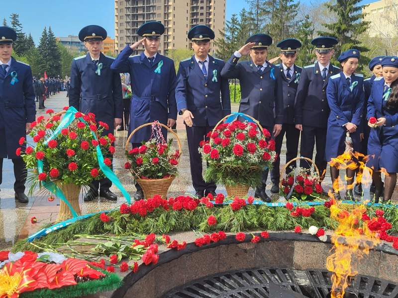 Цветы и венки возложили в Вечному огню жители СКО Цветы и венки возложили в Вечному огню жители СКО