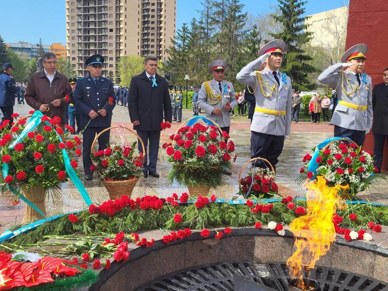 Цветы и венки возложили в Вечному огню жители СКО Цветы и венки возложили в Вечному огню жители СКО