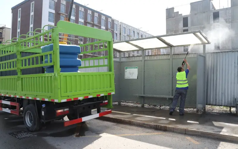 За месяц в Алматы помыли и покрасили 10 тысяч знаков, 470 светофоров, 15 тысяч скамеек