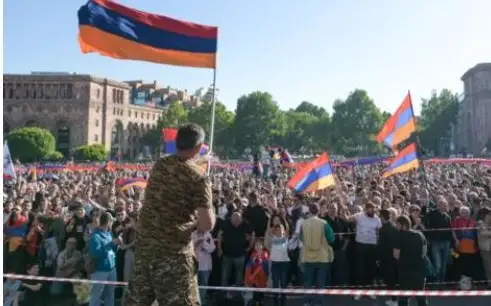 Тысячи митингующих в Ереване требовали отставки Пашиняна