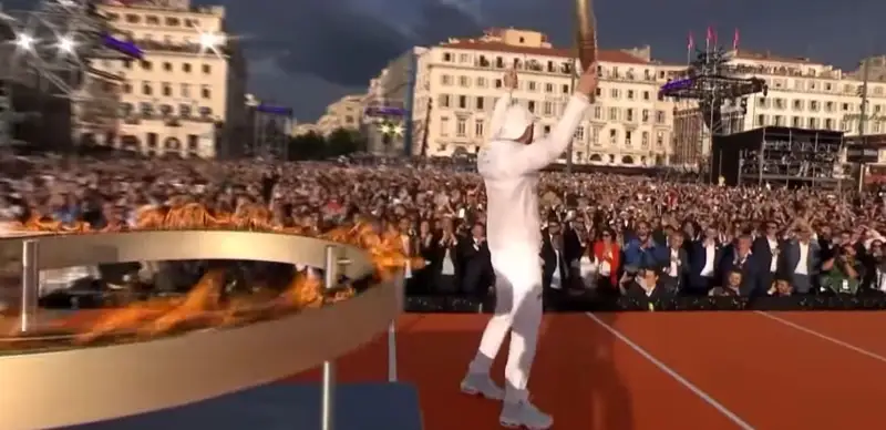 Олимпийский огонь прибыл во Францию