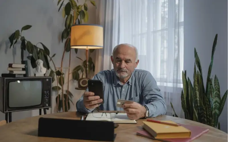 На 4 миллиона тенге обманули мошенники павлодарского пенсионера