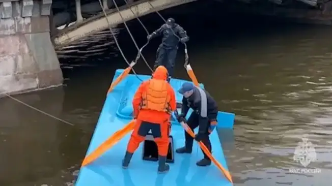 Санкт-Петербургда автобус дарёга қулаб тушди: етти киши ҳалок бўлди