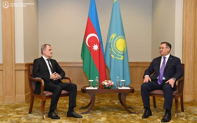 министр иностранных дел Азербайджана Джейхун Байрамов в рамках рабочего визита в Казахстан встретился с заместителем Премьер-министра, министром иностранных дел РК Муратом Нуртлеу
