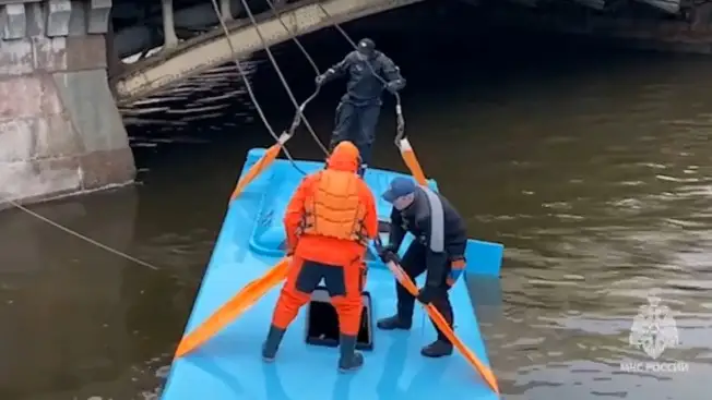 Автобус упал в реку в Санкт-Петербурге: погибли семь человек