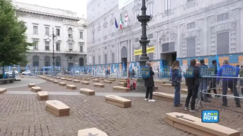 Картонные гробы появились в центре Милана