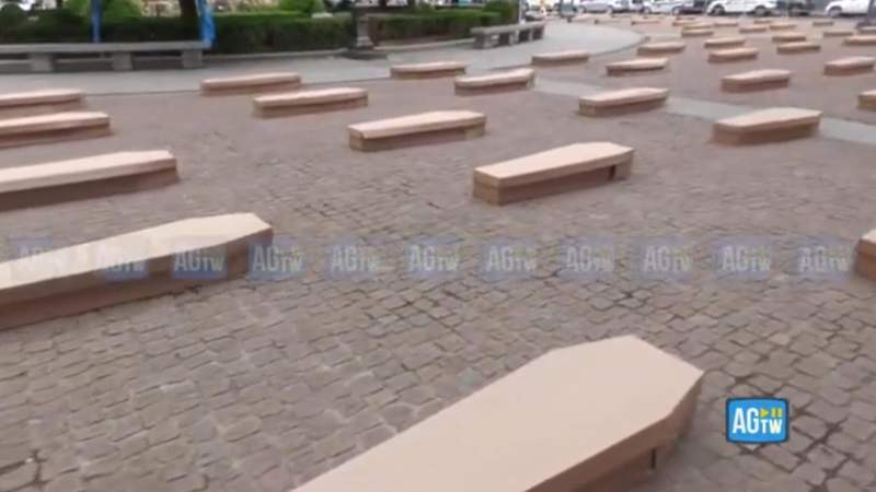 Картонные гробы появились в центре Милана Картонные гробы появились в центре Милана