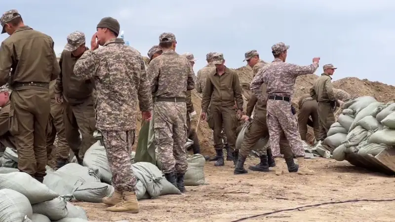 200 солдат и полсотни спасателей возводят дамбы вокруг древнего городища Сарайшык