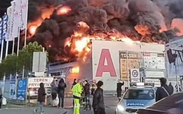 крупный пожар в торговом центре Варашавы