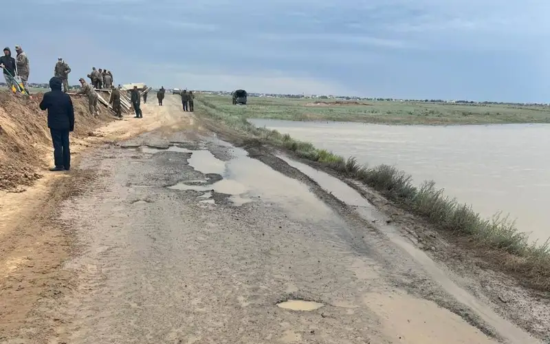 В Атырауской области под угрозой подтопления дорога в Индербор