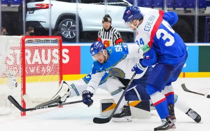Казахстан уступил Словакии на ЧМ по хоккею