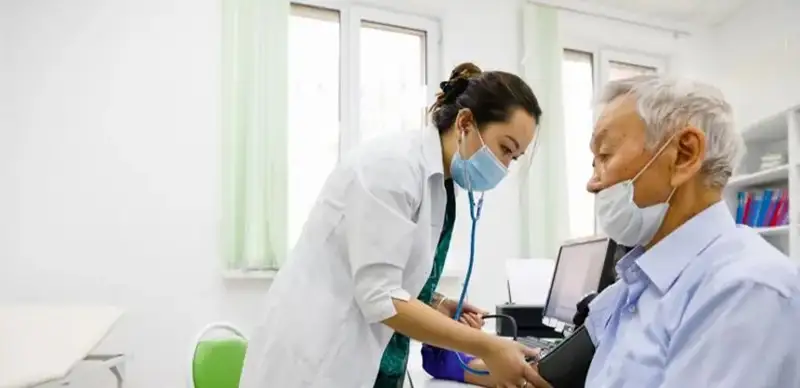 Medıtsına qyzmetkerlerine «Kásibi boıynsha úzdik» ataǵy berilmek 