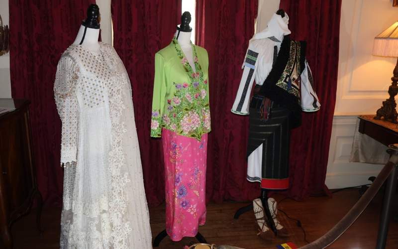 Символизирующий единство нации казахстанский костюм украсил выставку в Вашингтоне