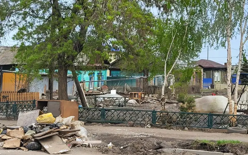 Горы мусора: в микрорайонах Петропавловска устраняют последствия паводка