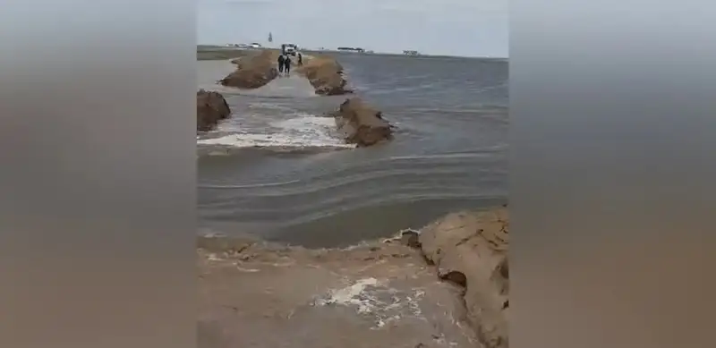 Размыт 7-километровый участок автодороги к поселку Индербор от трассы Атырау-Уральск