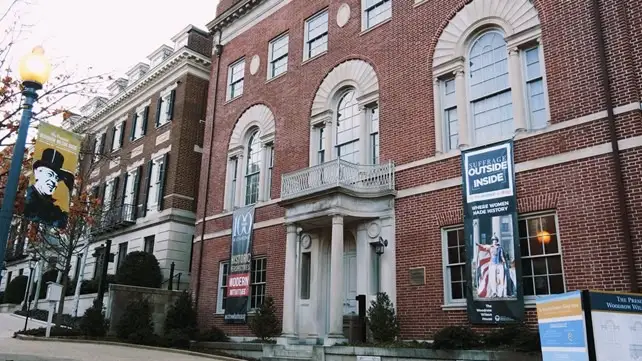 Символизирующий единство нации казахстанский костюм украсил выставку в Вашингтоне