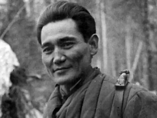   Бауыржан Момышұлы 