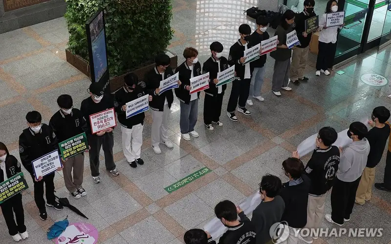 S Korean universities to review measures to exempt boycotting med students from failing semester