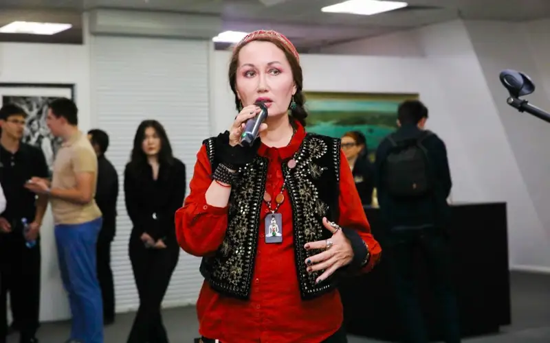 Шұлық киген мұғалімдердің суреттері