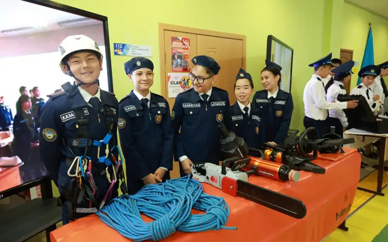 Аким области Жетысу провел лекцию со старшеклассниками Талдыкоргана